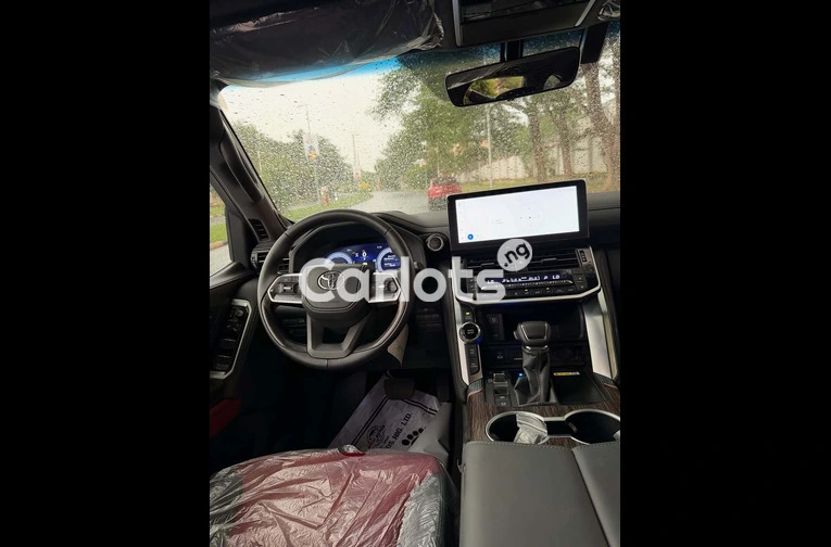 2025 TOYOTA LAND CRUISER – BRAND NEW - 4/7