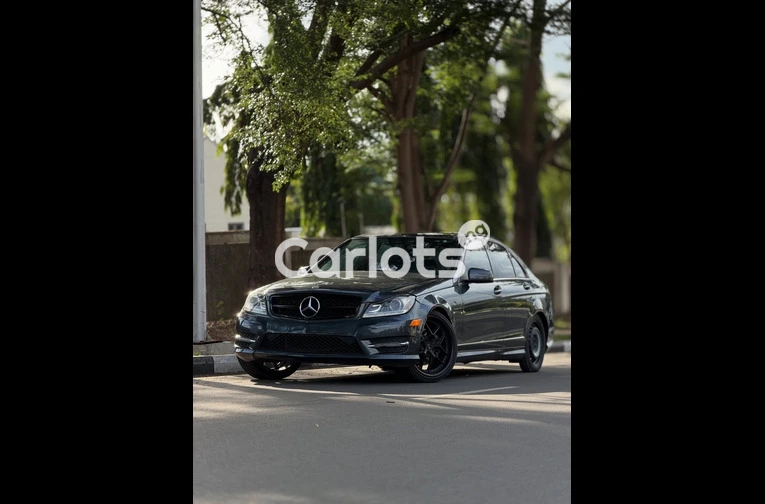 Clean 2013 MERCEDES-BENZ C300 - 2/7