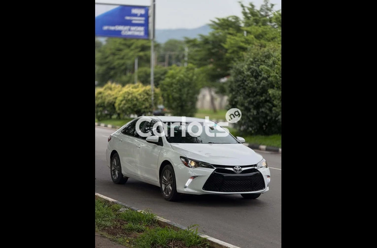 2017 Toyota Camry SE - 3/7
