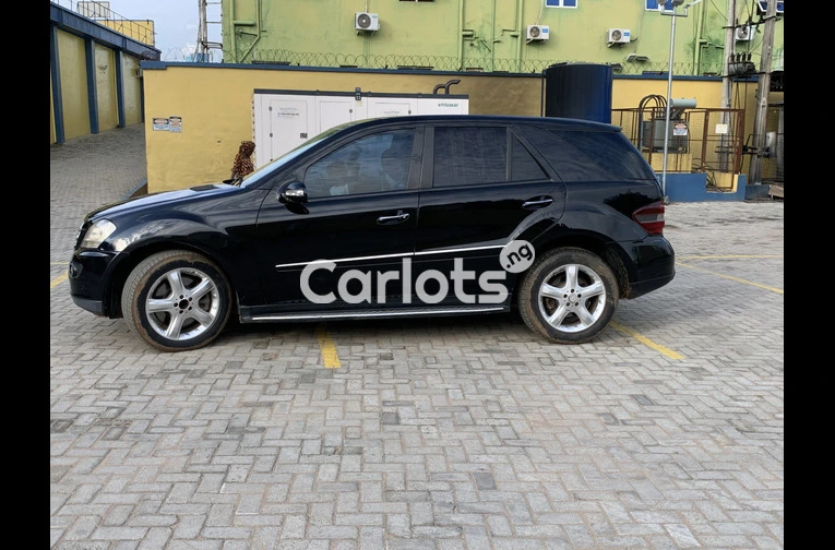 2010 Mercedes Benz ML500 - 2/7