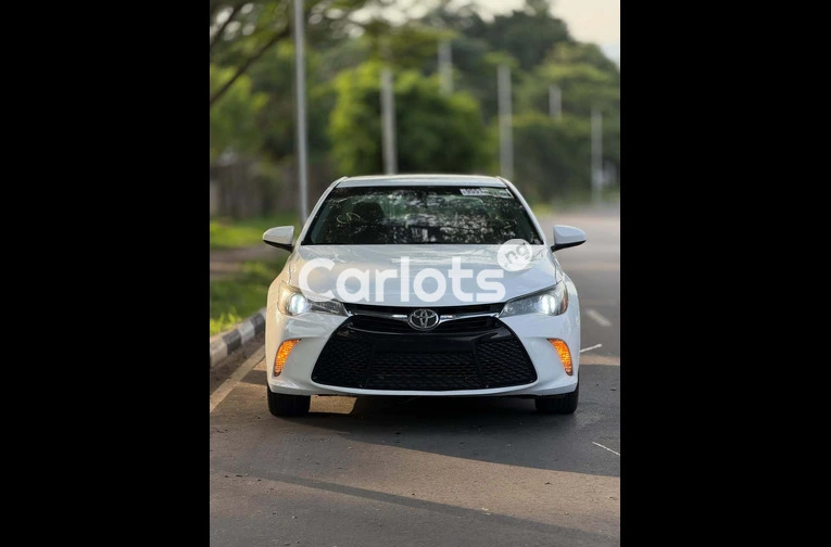 Foreign Used 2017 Toyota Camry SE - 2/7