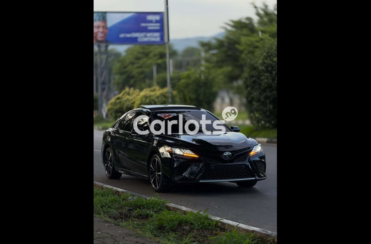 2018 Toyota Camry XSE Premium Sport Sedan - 3/7