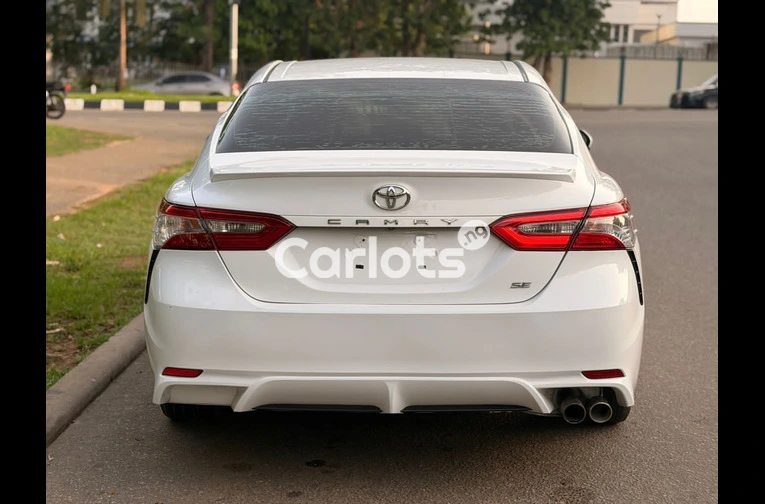 2018 TOYOTA CAMRY SE - 1/7