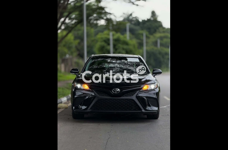 2018 Toyota Camry SE - 2/7