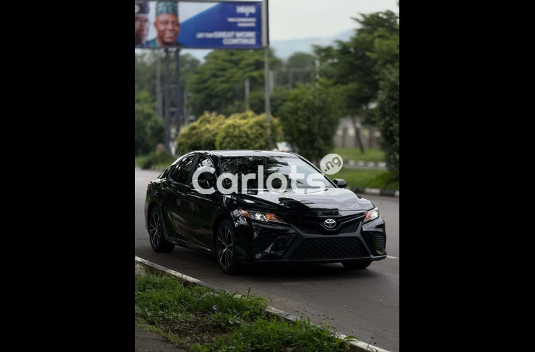 2018 Toyota Camry SE - 3/7