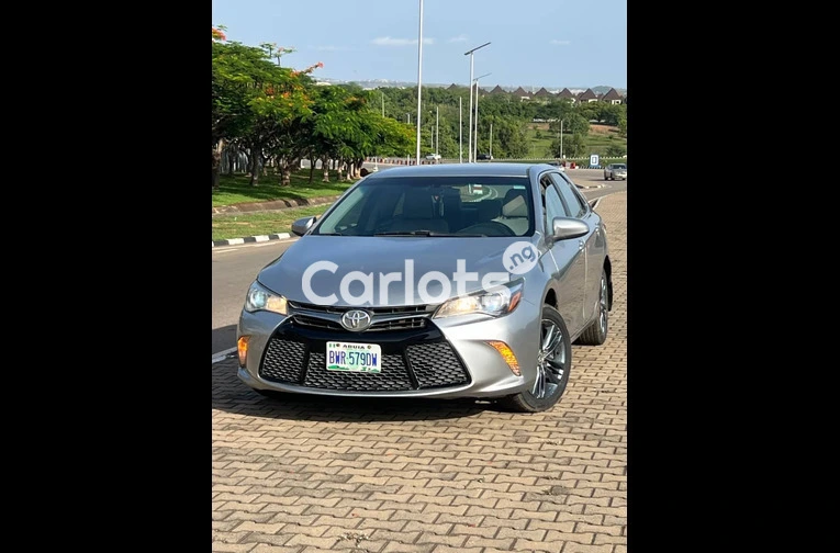 2015 TOYOTA CAMRY SE - 1/7