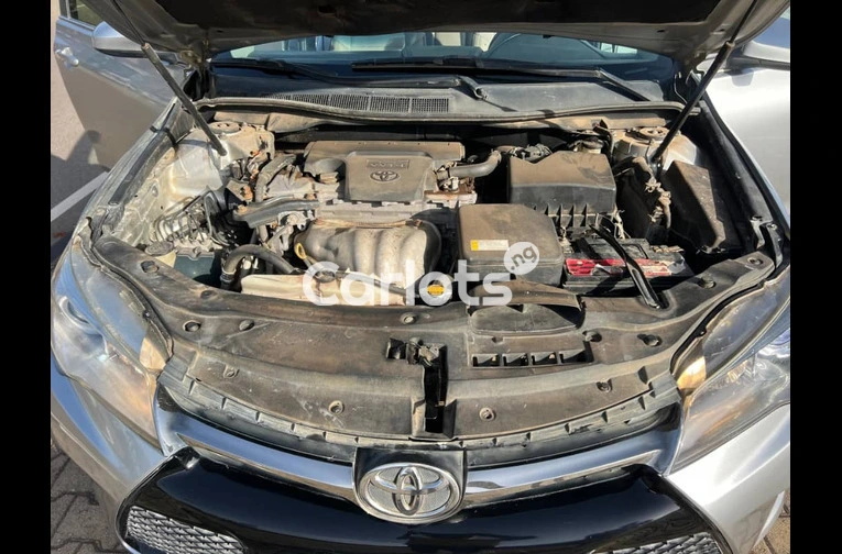 2015 TOYOTA CAMRY SE - 2/7