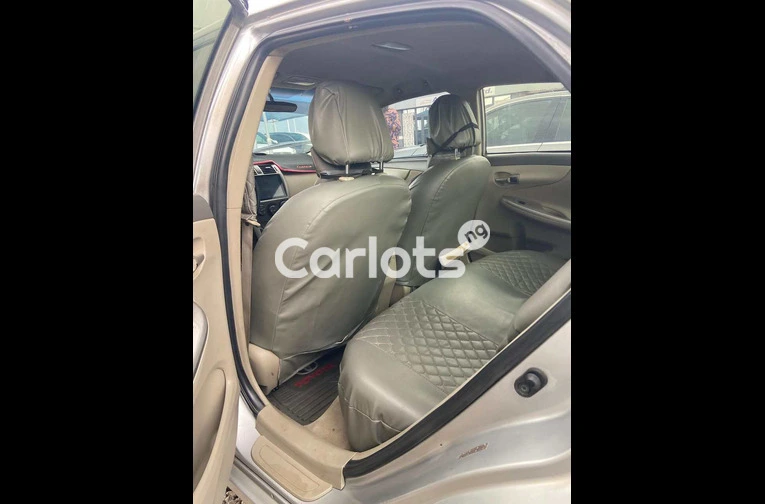 2010 Toyota corolla - 3/7