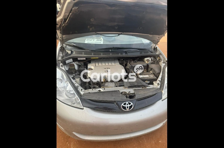 2008 Toyota sienna, foreign used clean condition - 1/7