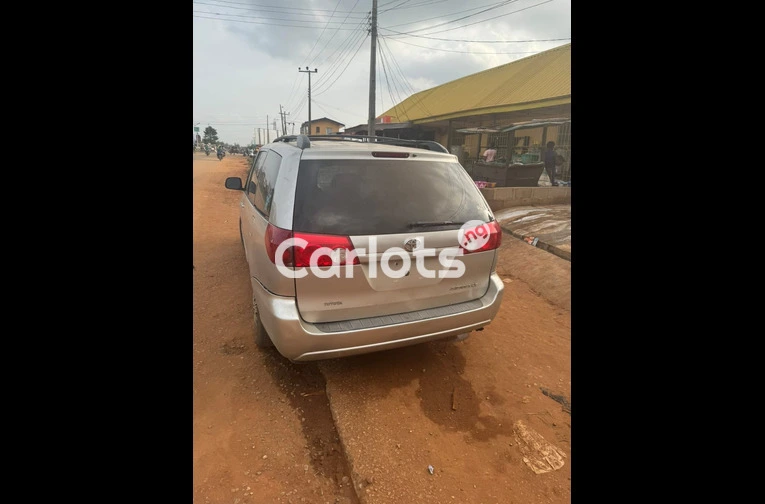 2008 Toyota sienna, foreign used clean condition - 6/7
