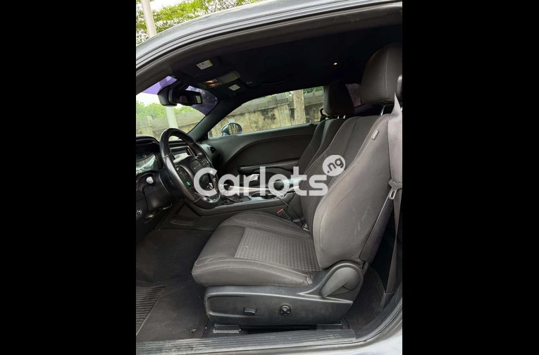 Foreign Used 2020 Dodge Challenger - 6/7