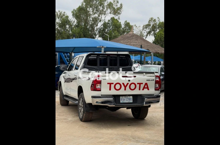 2021 TOYOTA HILLUX V4