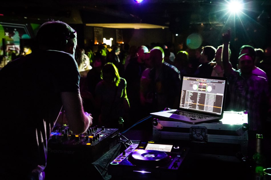 Dj In serata sulla console
