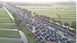 Thousands of Dutch farmers return to roads in protest