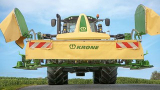 A 4m-wide front mower that ‘folds’ to 3m for transport, but how?