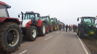 German farmers take to roads in extensive tractor protests