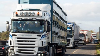 100 lorries take part in Brexit protest convoy at NI border