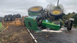Tractor and trailer with 11t of potatoes overturn on roadside