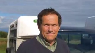 Former Wales rugby player joins NHS staff and keyworkers to thank community