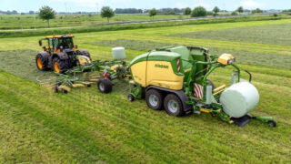 Krone BaleTrain saves time and fuel by reducing field passes