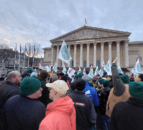French farmers drive 350 tractors into the heart of Paris in Mercosur protest
