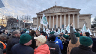 French farmers drive 350 tractors into the heart of Paris in Mercosur protest