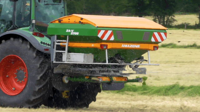 Time ticking to get fertiliser out on silage ground