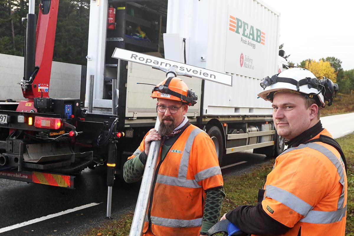 Rune Møllslet (til venstre) og Odd Arne Renå har fått jobben med å montere veinavnskilt for fylkeskommunen, og onsdag fikk Roparnesveien sitt skilt på Langstranda på Glasøya.