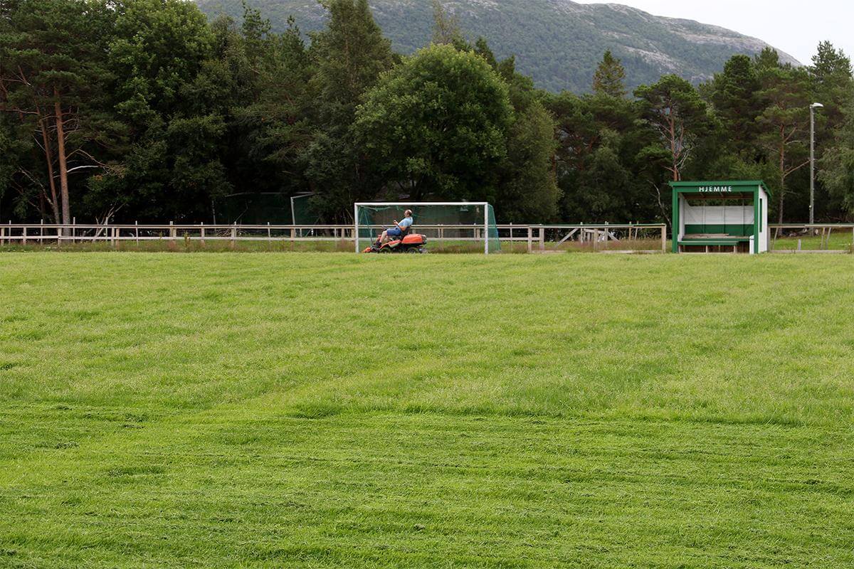 Fotball er en av idrettene der det er minst mulig kontakt. Både før og etter Håvards demonstrasjons foran stortinget, var det mange som viste sin støtte til saken. (Foto: Kathinca Andersen Hilstad)