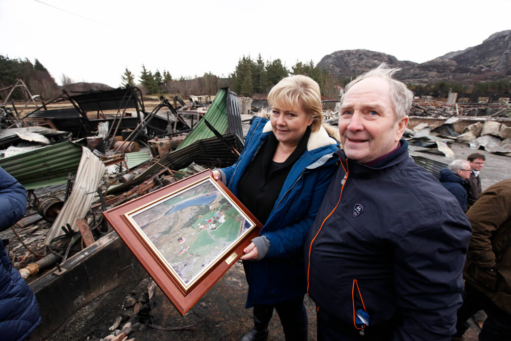 Erna Solberg besøkte Harald Jacobsen etter brannen.