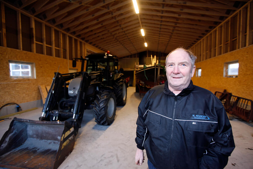 Det er høyt under taket og god plass i det nye redskapshuset. Harald Jacobsen er godt fornøyd,. Ny traktor er også på plass.
