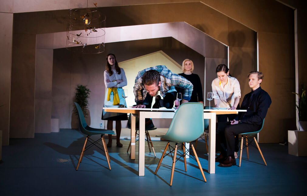 Hele ensemblet som spiller i stykket "Folkehelsa" av Carl Frode Tiller. (Foto: Espen Storhaug)