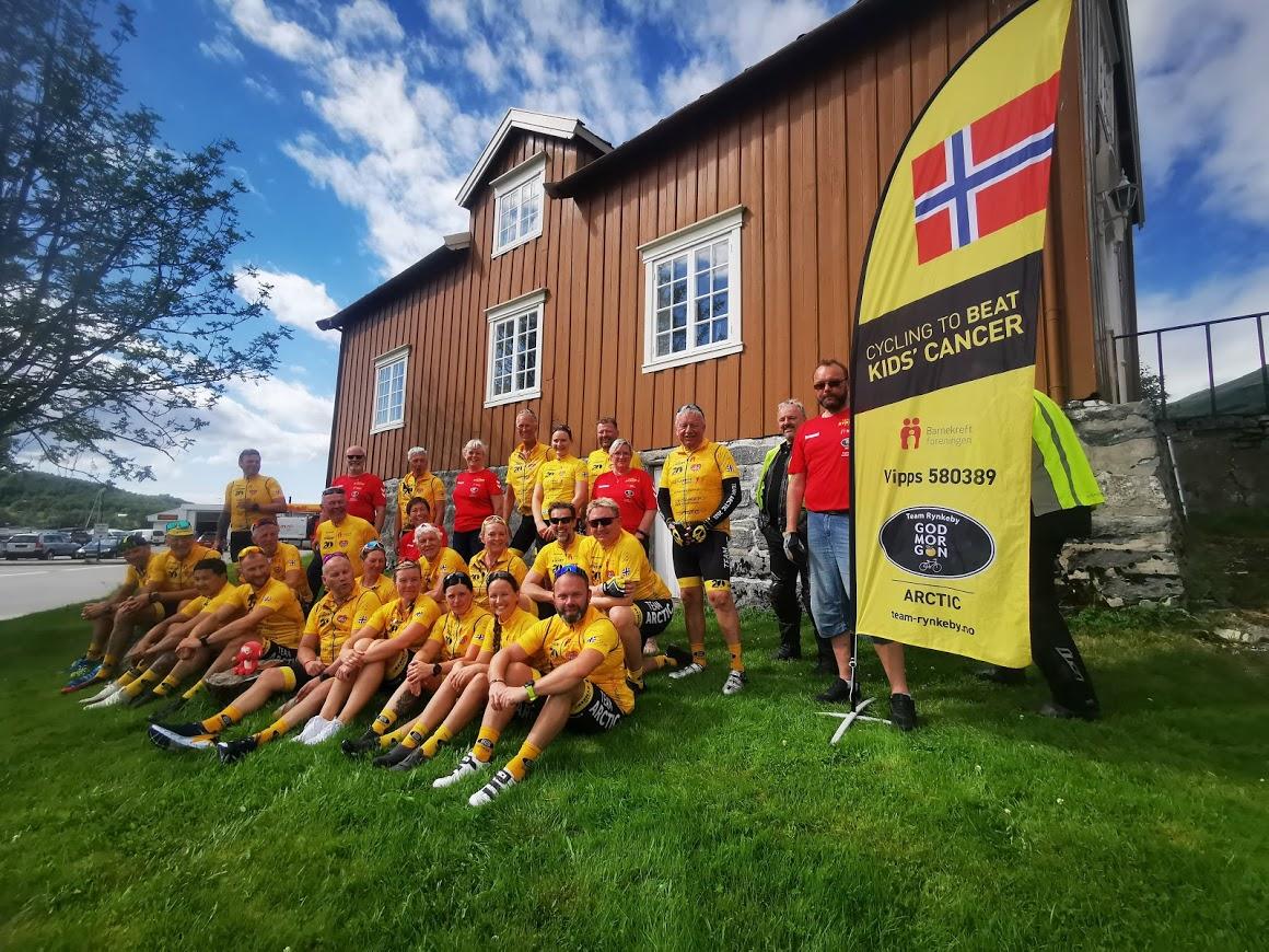 Hele teamet fra Nordland nord for Hamarøy, Troms og Finnmark samlet på Ørnes Handelssted etter dagens etappe fra Bodø. Foto: Astrid Berbusmel