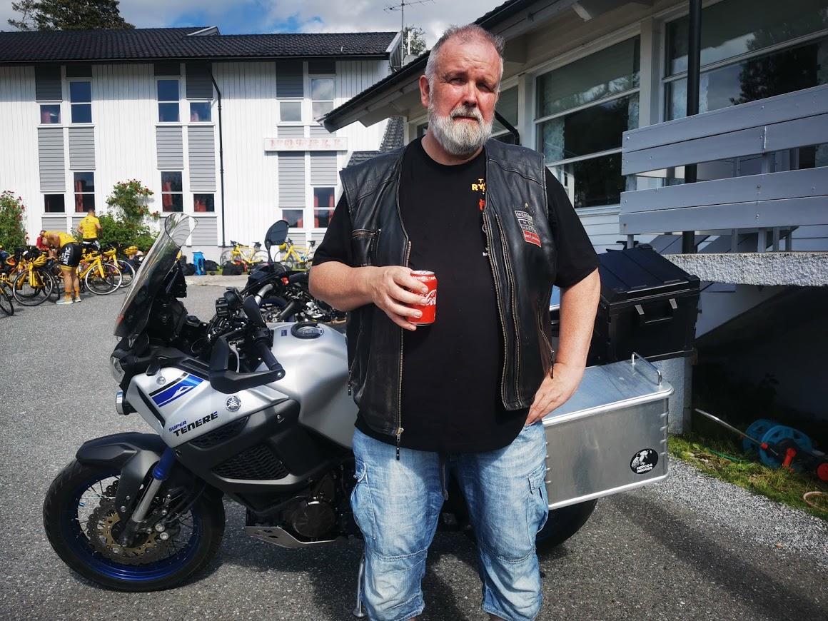 Motorsyklist Viggo Opheim fra Harstad er en av de viktige støttespillerne. Han er en av to marshalls som sørger for ekstra sikkerhet for syklistene.