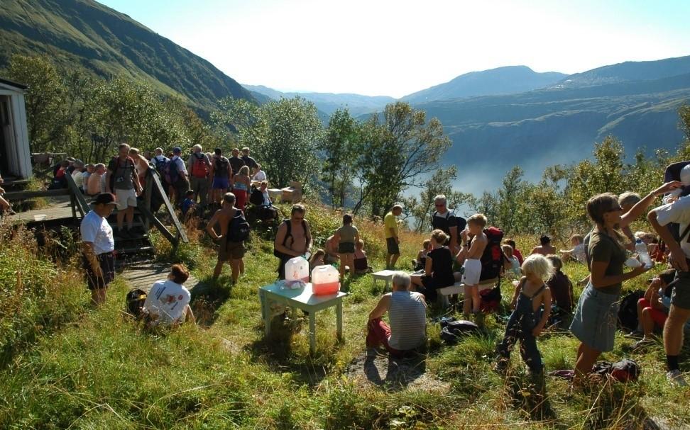 Fra Rallarmarsjen i 1990, rast ved Papphuset. Foto: Erling Nystad