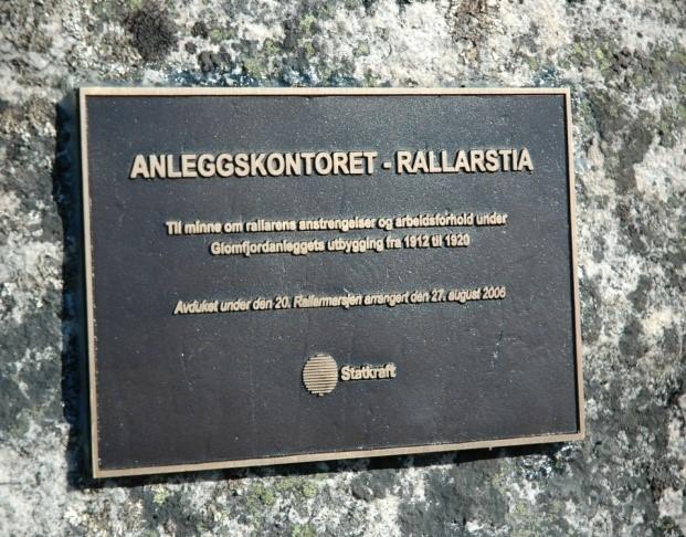 Rallaren har fått sin velfortjente minneplate i fjellsida ved Holden brakka. Foto: Erling Nystad