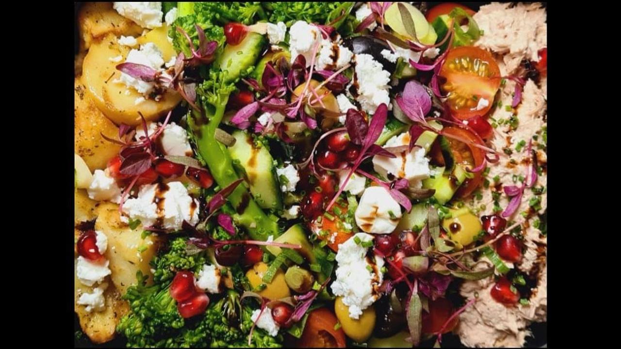 Meal card cover for: Build your own SALAD BOWL