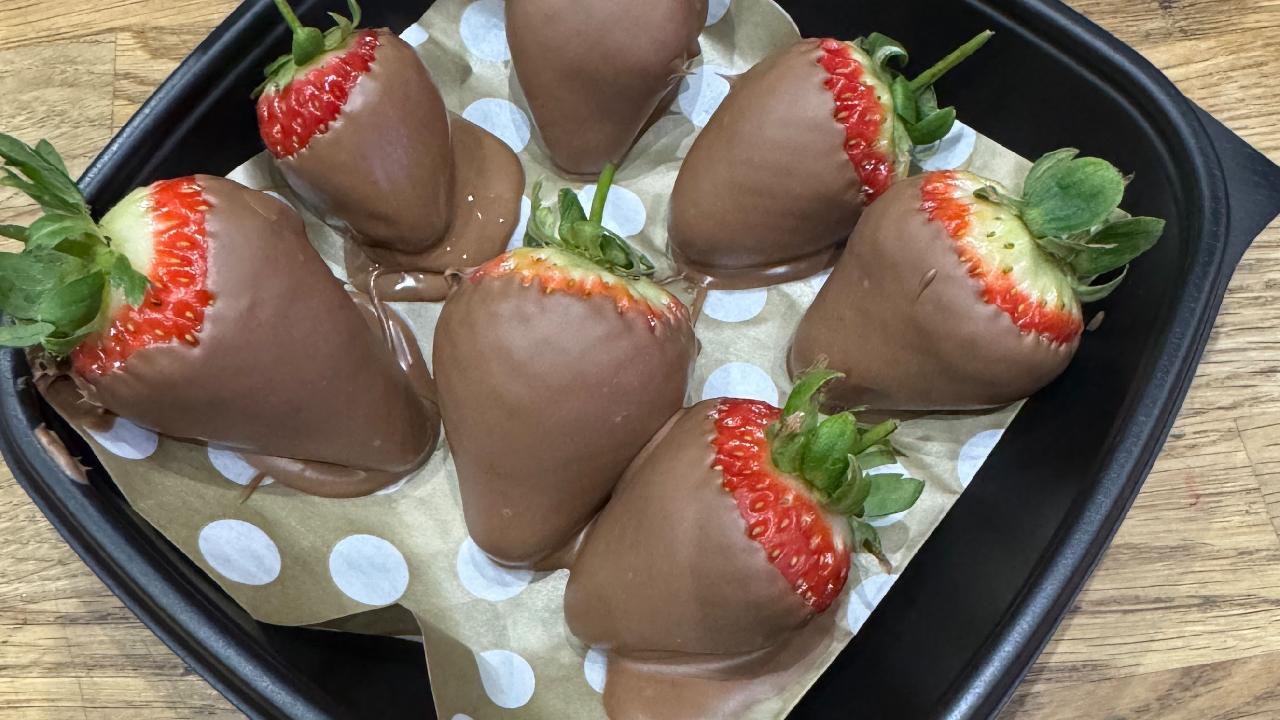 Meal card cover for: Luxury belgian chocolate dipped strawberry. (3 pcs)
