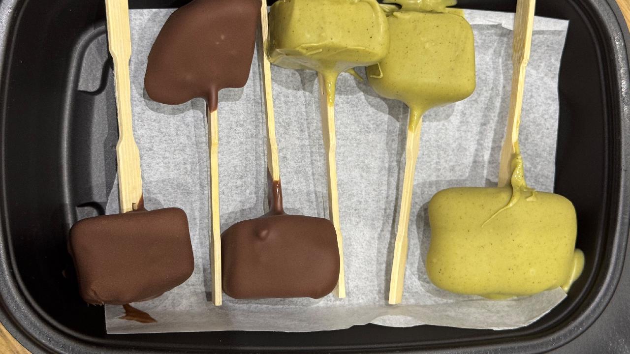 Meal card cover for: Chocolate dipped mango (3pcs piece)