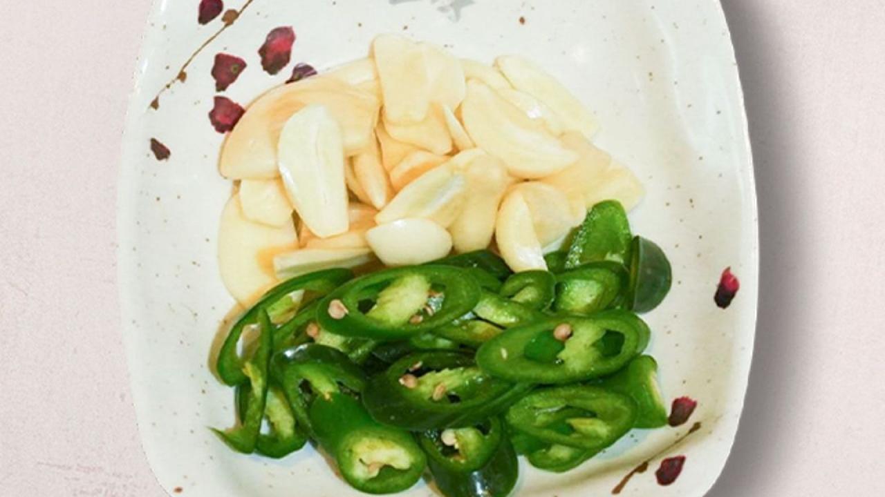 Meal card cover for: Garlic & Green Chilli (V)