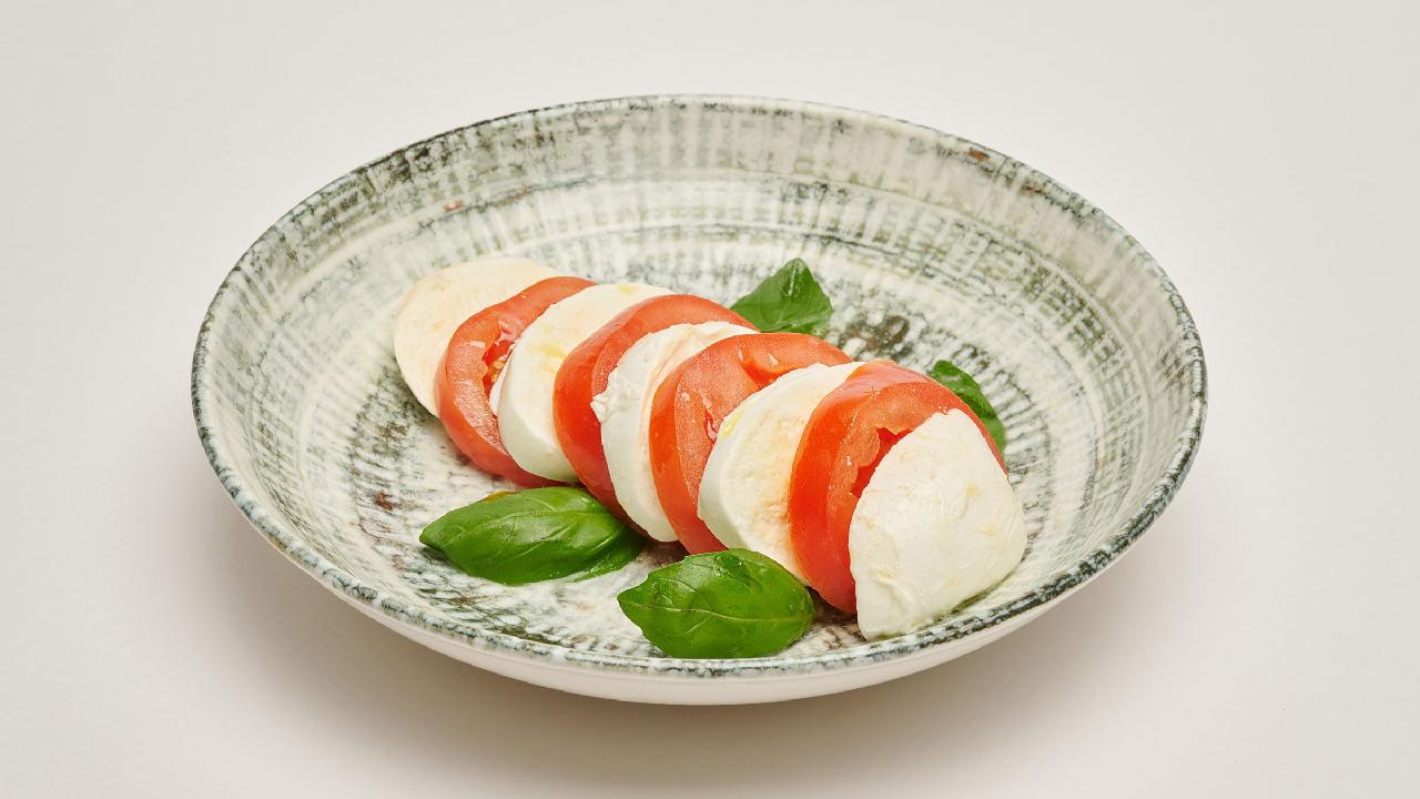 Meal card cover for: Caprese Classica Salad