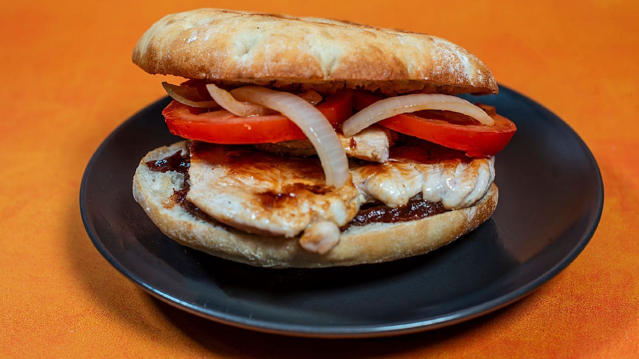 Meal card cover for: Chicken Breast Burger (halal)