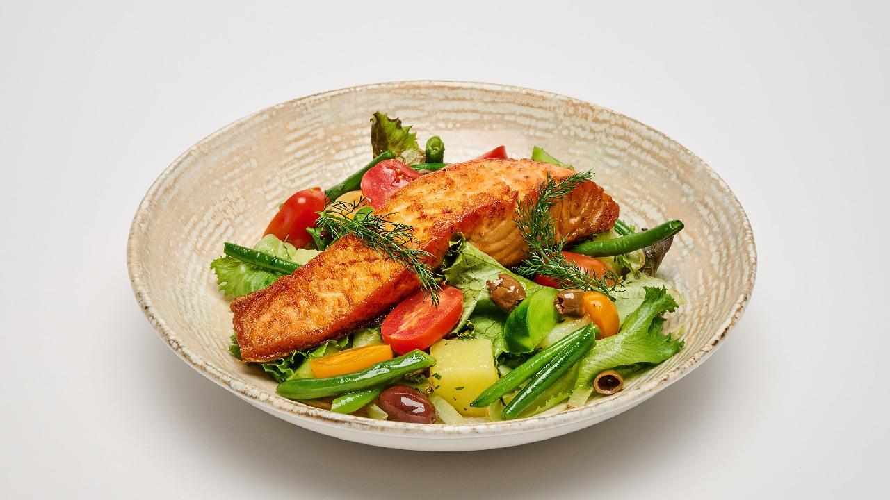 Meal card cover for: Baked Salmon Salad