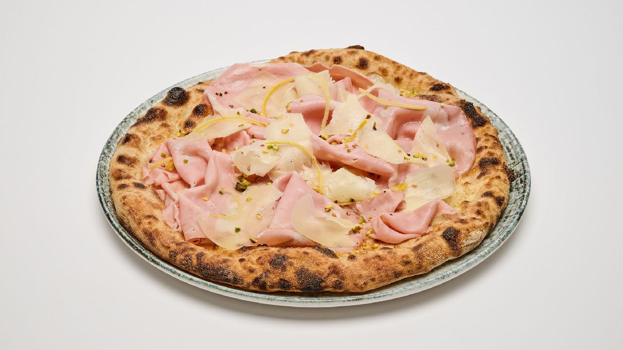 Meal card cover for: Mortadella e Pistacchi Pizza