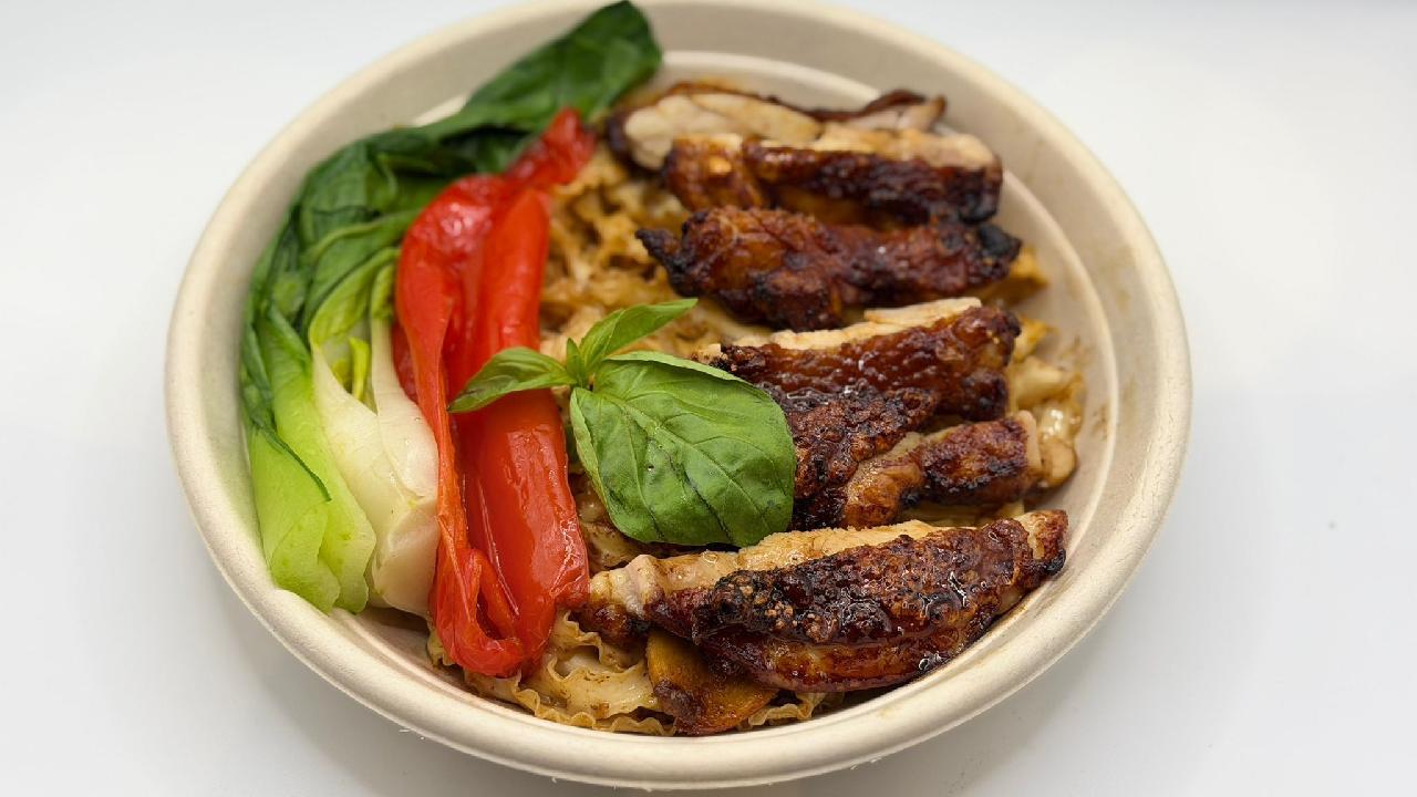 Meal card cover for: Chicken noodles with 3 cups sauce, 44g protein