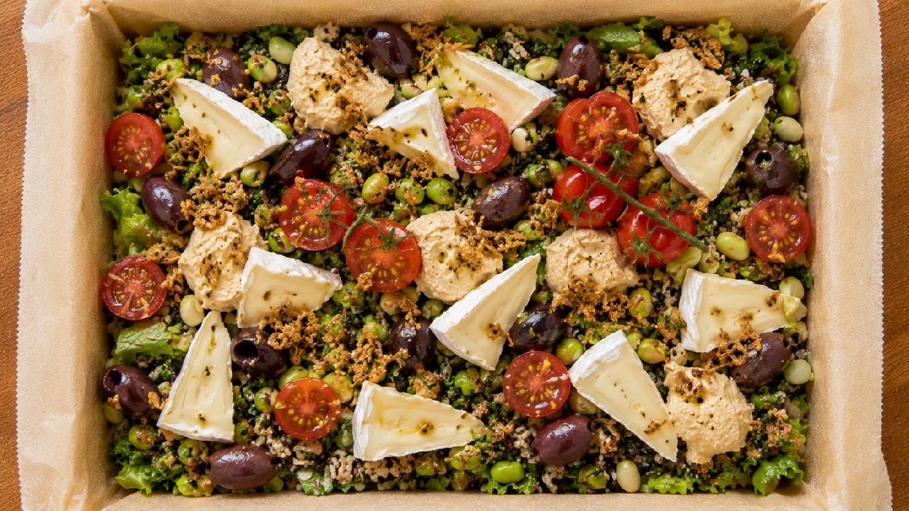 Meal card cover for: Brie & Tomato Salad Box (up to 12 people)