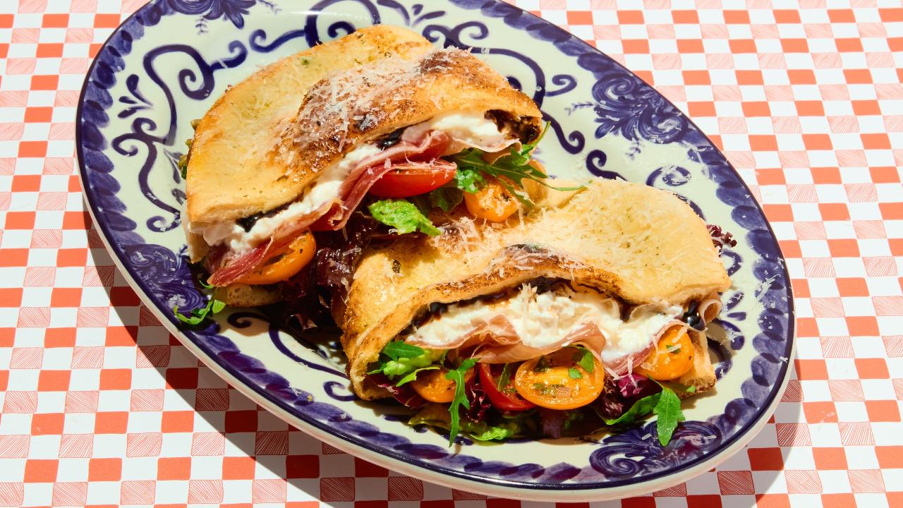 Meal card cover for: Prosciutto & Burrata Pizzanini