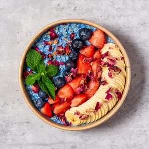 Meal card cover for: Overnight Gluten Free Oats with Blue Spirulina, Banana, Blueberries, Strawberries and Edible Rose Petals & Mint 🥣🫐🍌