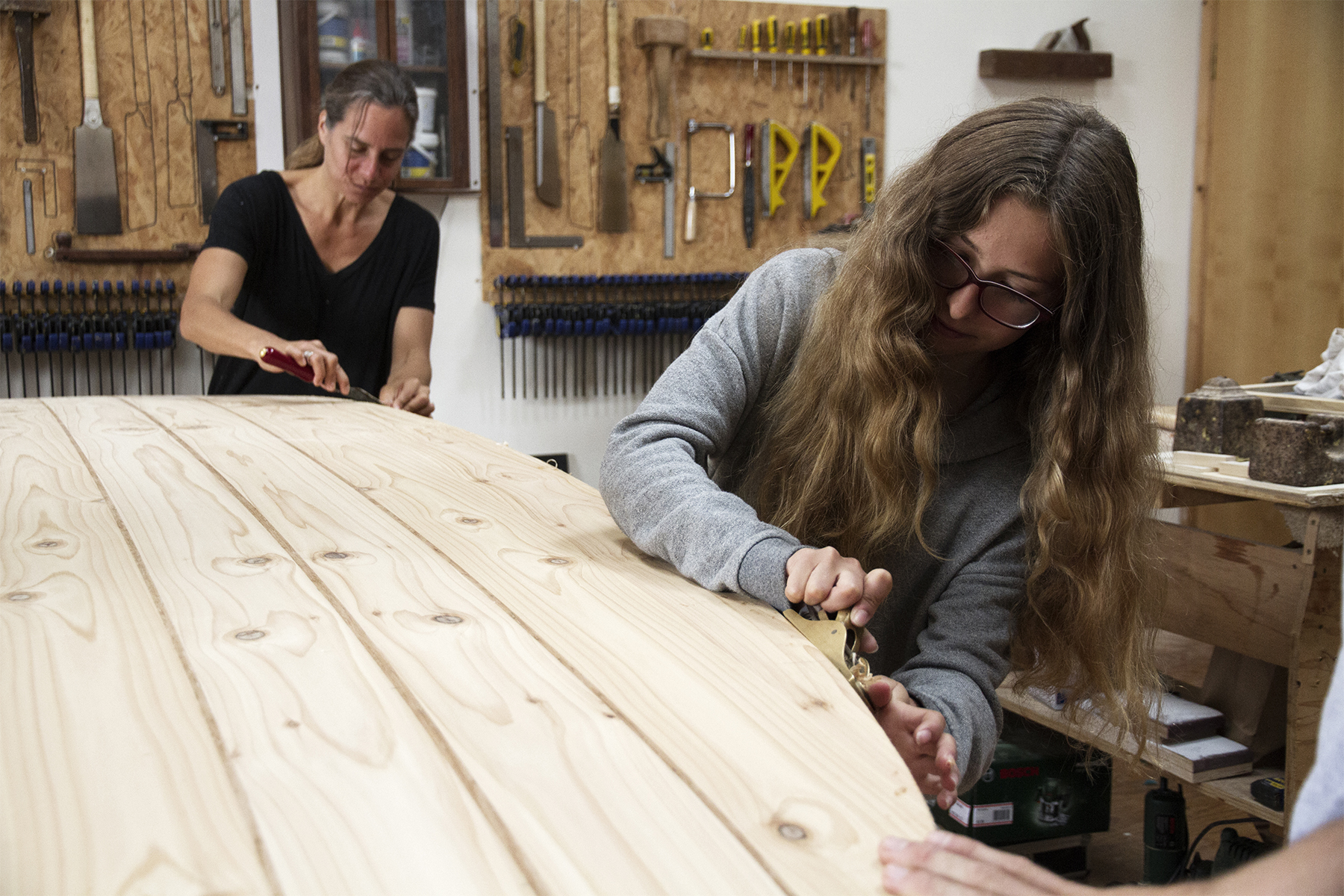 Workshop course for making a wooden paddle board in the otter surfboards workshop mum and daughter family.
