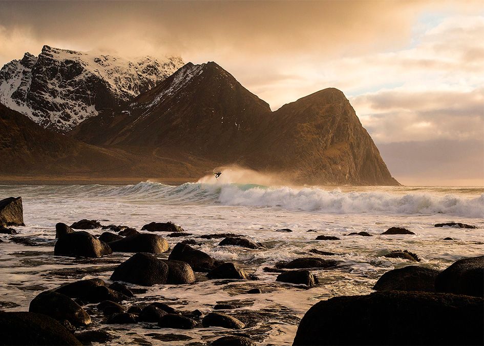 Wave surfer mountains air